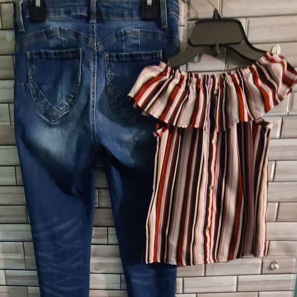 2PCS WOMENS size 3 Fashion Nova jeans with Size 4 Tank top.Juniors sizes - Picture 3 of 3